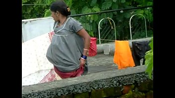 desi aunty changing her panty