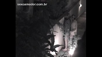 Casal jovem é flagrado fazendo sexo em área de uso comum no condomínio